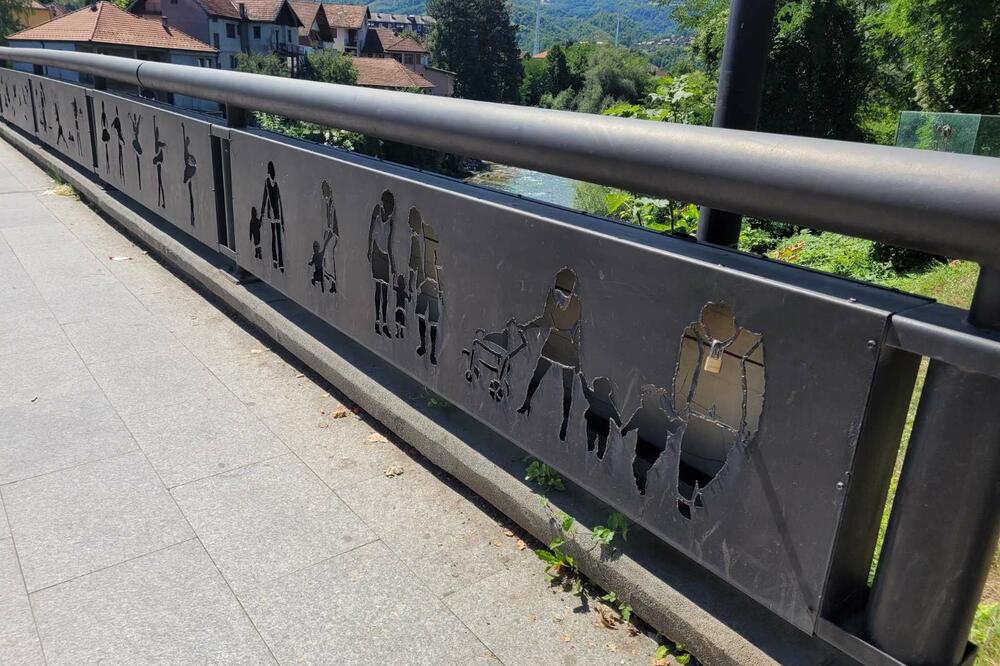 Izgravirana ograda kao kanta za smeće, Foto: Jadranka Ćetković