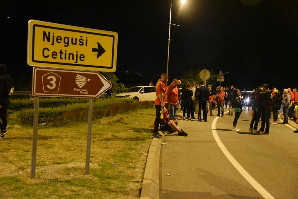 <p>Demonstranti su kazali da je cilj da se patrijarh srpski Porfirije i mitropolit Joanikije spriječe da dođu u prijestonicu</p>