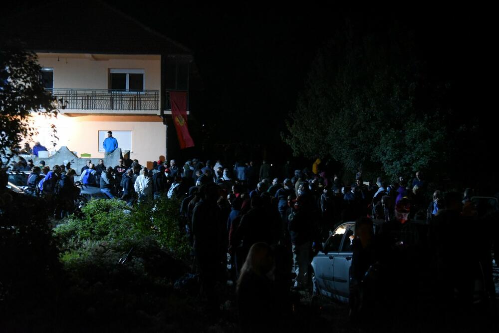 <p>Demonstranti su kazali da je cilj da se patrijarh srpski Porfirije i mitropolit Joanikije spriječe da dođu u prijestonicu</p>