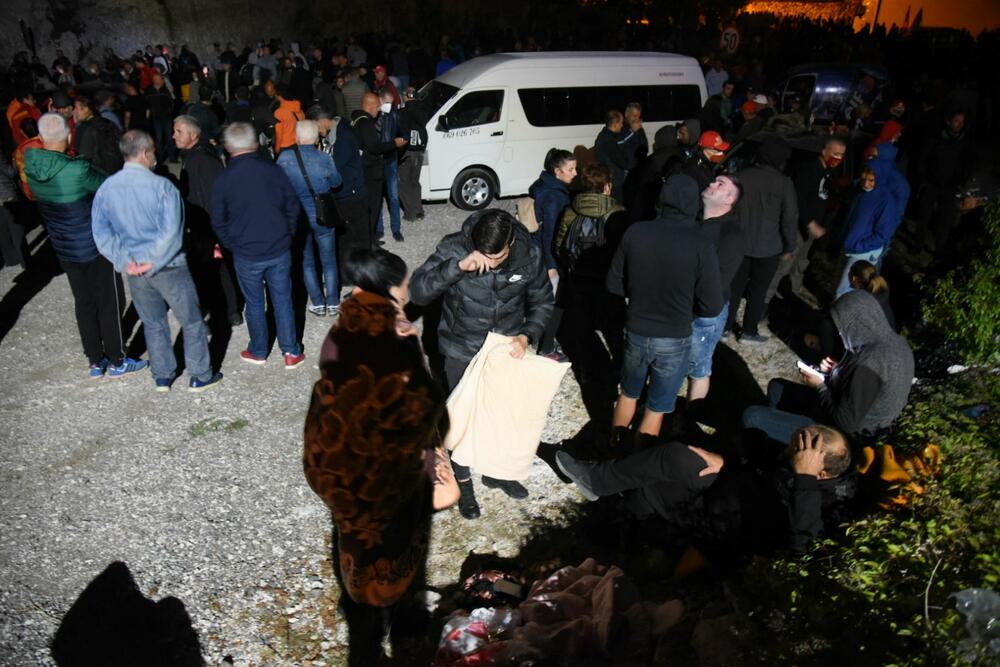 <p>Demonstranti su kazali da je cilj da se patrijarh srpski Porfirije i mitropolit Joanikije spriječe da dođu u prijestonicu</p>