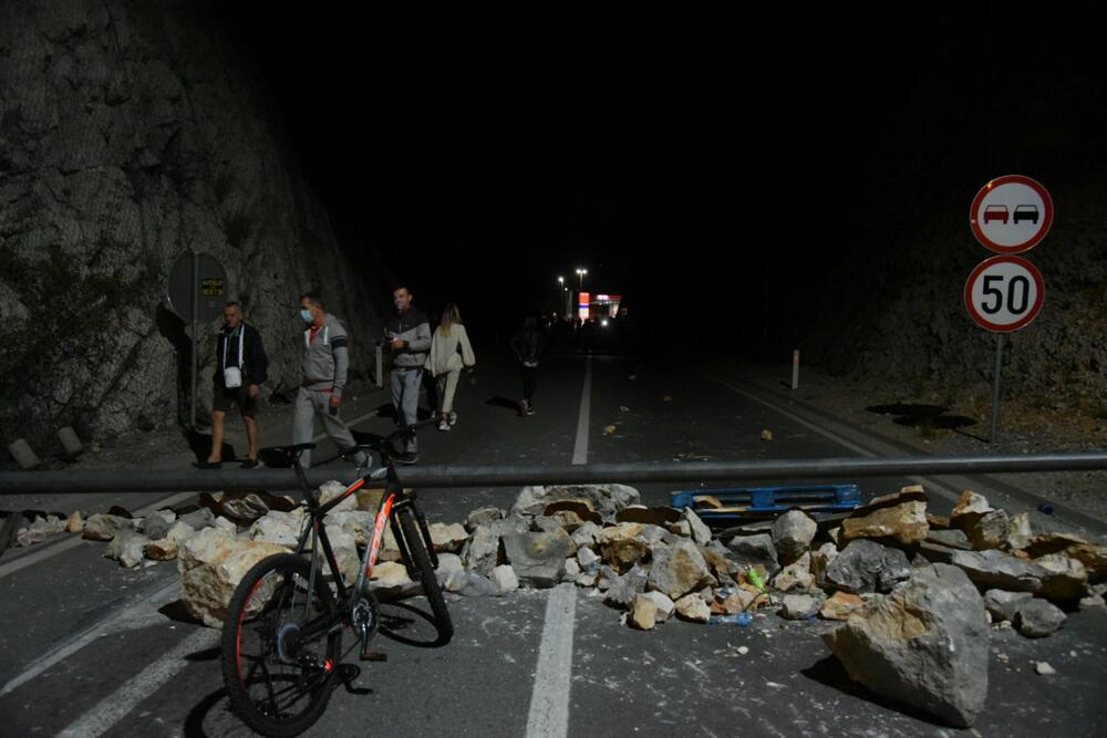 <p>Demonstranti su kazali da je cilj da se patrijarh srpski Porfirije i mitropolit Joanikije spriječe da dođu u prijestonicu</p>