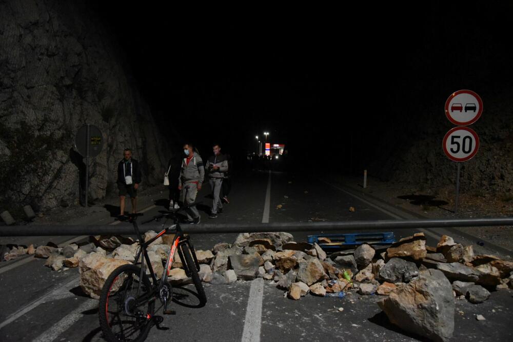 <p>Demonstranti su kazali da je cilj da se patrijarh srpski Porfirije i mitropolit Joanikije spriječe da dođu u prijestonicu</p>