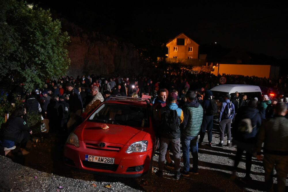 <p>Demonstranti su kazali da je cilj da se patrijarh srpski Porfirije i mitropolit Joanikije spriječe da dođu u prijestonicu</p>