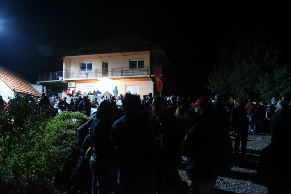 <p>Demonstranti su kazali da je cilj da se patrijarh srpski Porfirije i mitropolit Joanikije spriječe da dođu u prijestonicu</p>