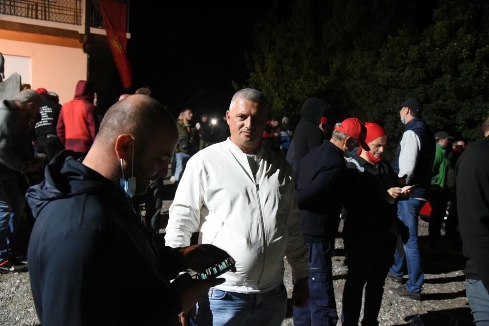 <p>Demonstranti su kazali da je cilj da se patrijarh srpski Porfirije i mitropolit Joanikije spriječe da dođu u prijestonicu</p>