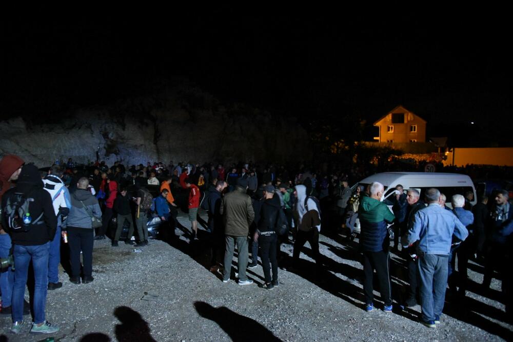 <p>Demonstranti su kazali da je cilj da se patrijarh srpski Porfirije i mitropolit Joanikije spriječe da dođu u prijestonicu</p>