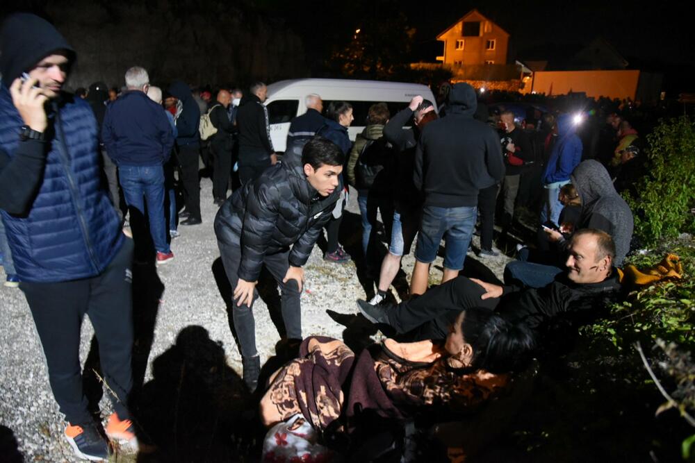 <p>Demonstranti su kazali da je cilj da se patrijarh srpski Porfirije i mitropolit Joanikije spriječe da dođu u prijestonicu</p>