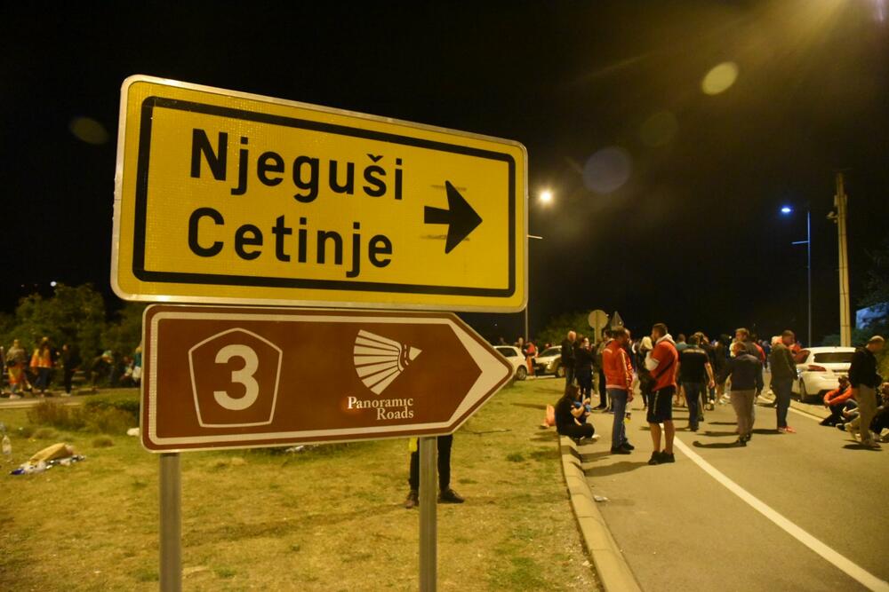 <p>Demonstranti su kazali da je cilj da se patrijarh srpski Porfirije i mitropolit Joanikije spriječe da dođu u prijestonicu</p>