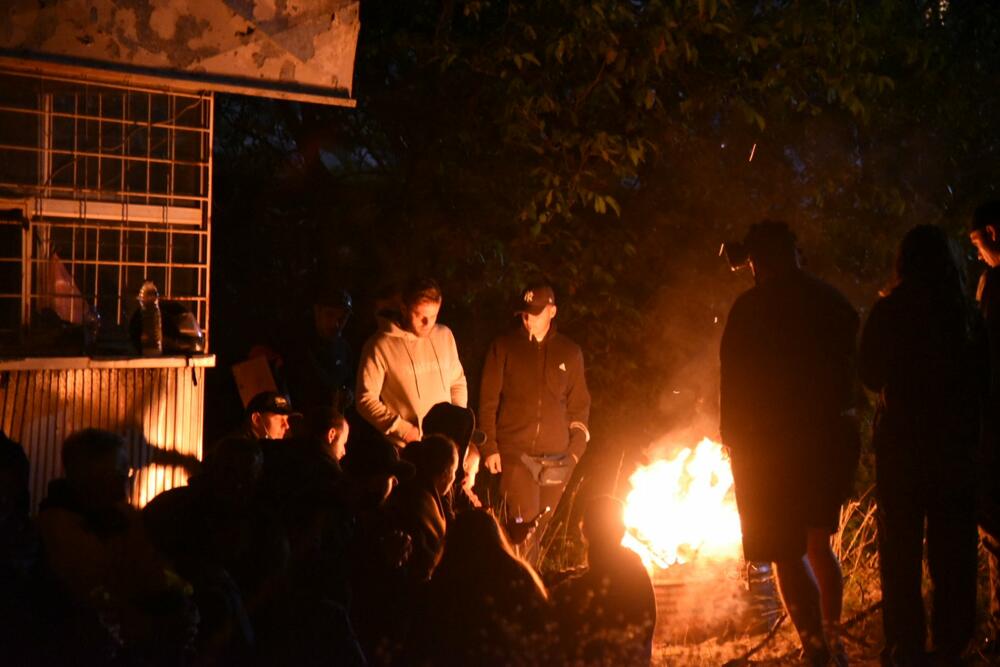 <p>Demonstranti su kazali da je cilj da se patrijarh srpski Porfirije i mitropolit Joanikije spriječe da dođu u prijestonicu</p>