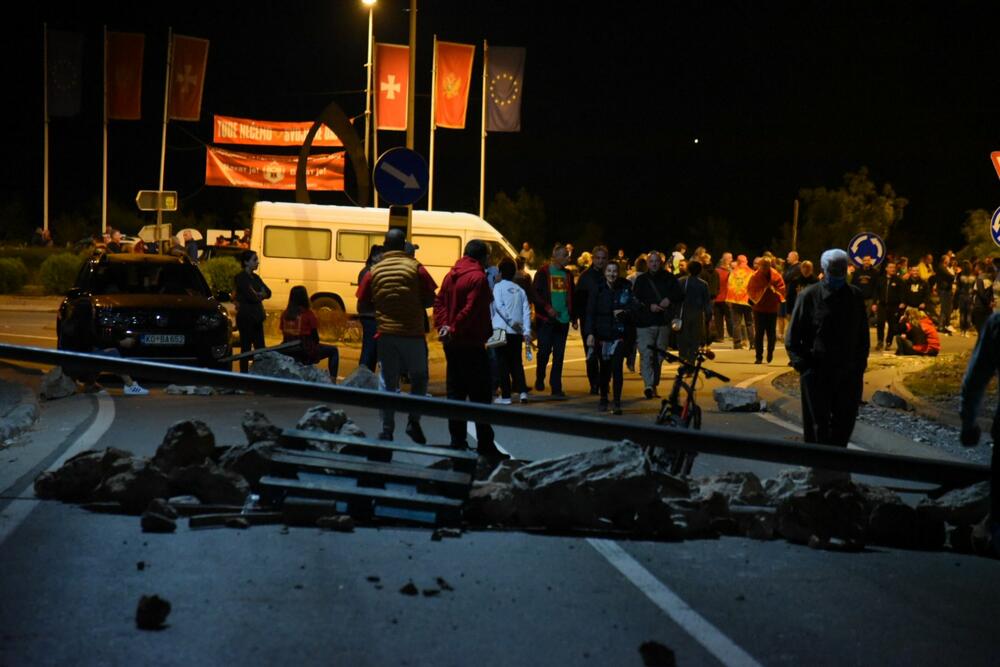 <p>Demonstranti su kazali da je cilj da se patrijarh srpski Porfirije i mitropolit Joanikije spriječe da dođu u prijestonicu</p>