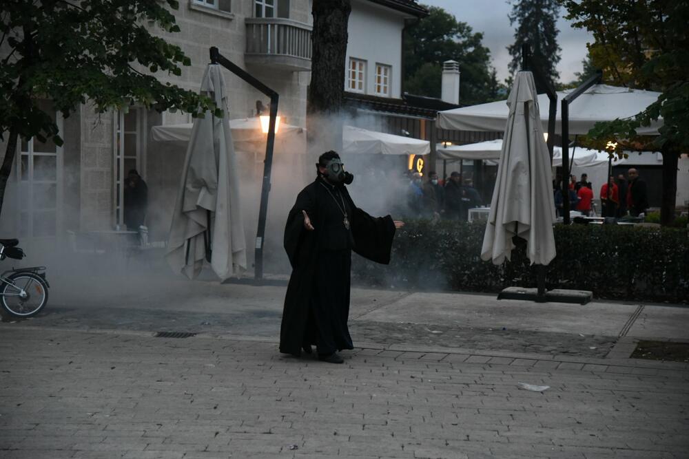 <p>U galeriji slika fotoreportera i novinara redakcije "Vijesti" pogledajte kako su od ranih jutarnjih sati protekla dešavanja na Cetinju</p>