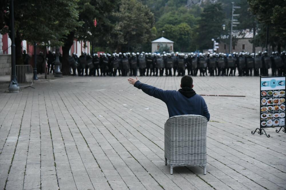 <p>U galeriji slika fotoreportera i novinara redakcije "Vijesti" pogledajte kako su od ranih jutarnjih sati protekla dešavanja na Cetinju</p>