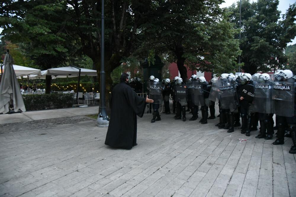 <p>U galeriji slika fotoreportera i novinara redakcije "Vijesti" pogledajte kako su od ranih jutarnjih sati protekla dešavanja na Cetinju</p>