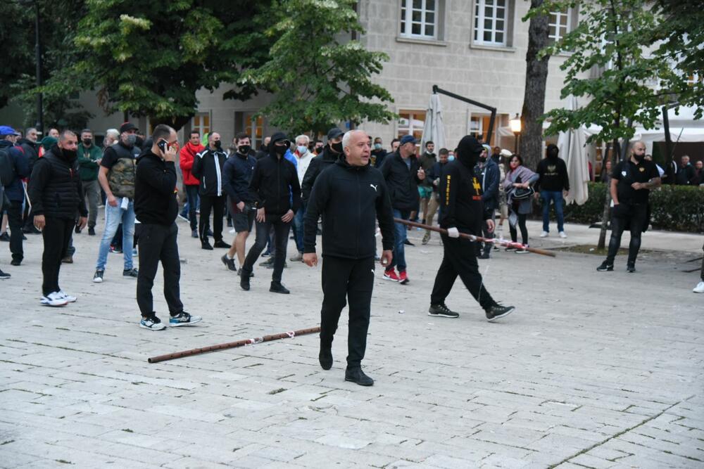 <p>U galeriji slika fotoreportera i novinara redakcije "Vijesti" pogledajte kako su od ranih jutarnjih sati protekla dešavanja na Cetinju</p>