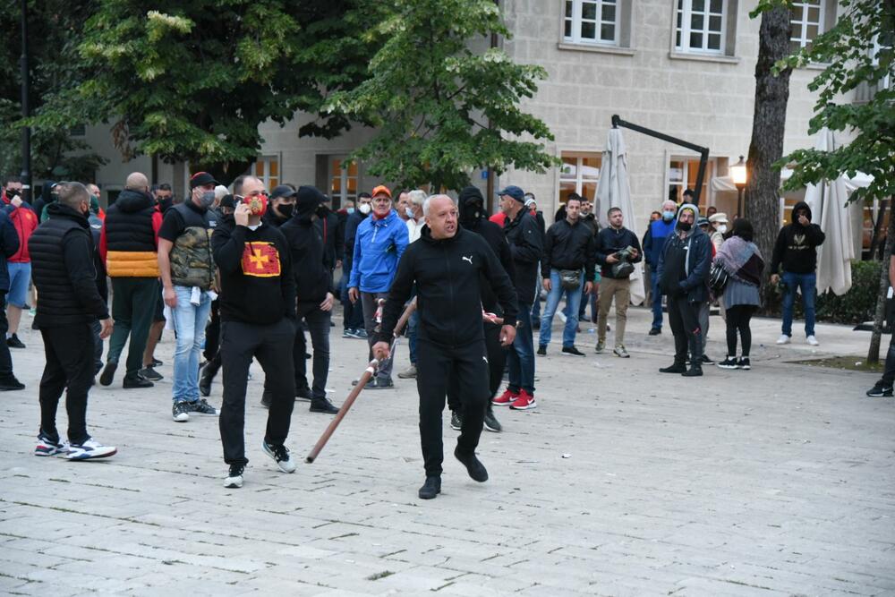 <p>U galeriji slika fotoreportera i novinara redakcije "Vijesti" pogledajte kako su od ranih jutarnjih sati protekla dešavanja na Cetinju</p>