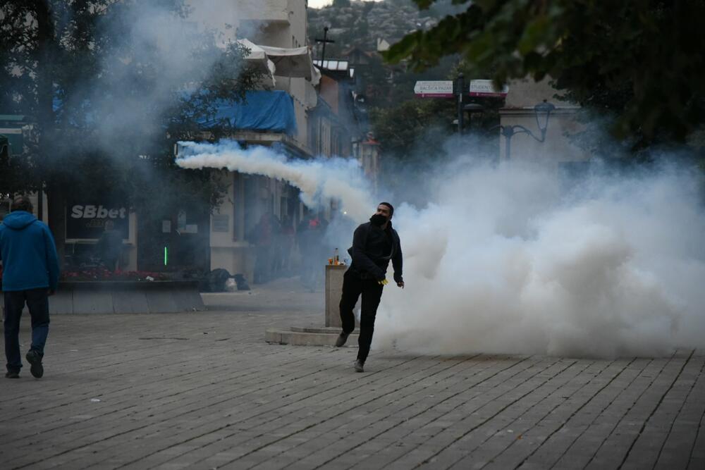 <p>U galeriji slika fotoreportera i novinara redakcije "Vijesti" pogledajte kako su od ranih jutarnjih sati protekla dešavanja na Cetinju</p>