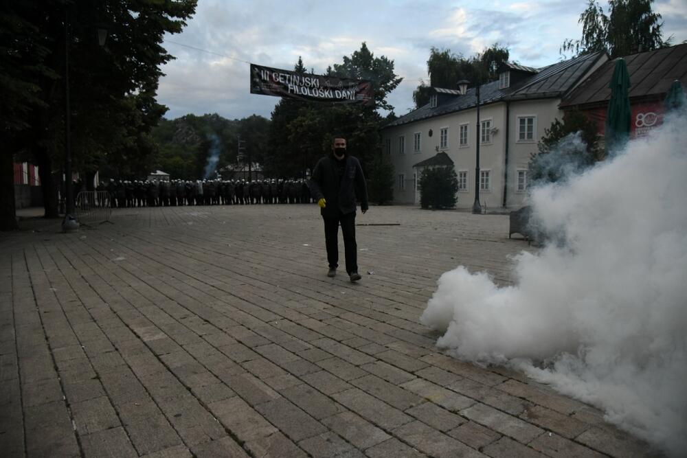 <p>U galeriji slika fotoreportera i novinara redakcije "Vijesti" pogledajte kako su od ranih jutarnjih sati protekla dešavanja na Cetinju</p>