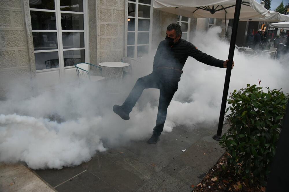 <p>U galeriji slika fotoreportera i novinara redakcije "Vijesti" pogledajte kako su od ranih jutarnjih sati protekla dešavanja na Cetinju</p>