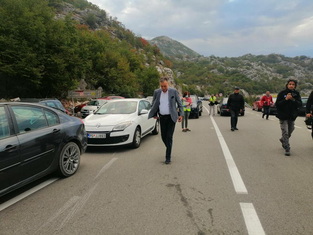 <p>U galeriji slika fotoreportera i novinara redakcije "Vijesti" pogledajte kako su od ranih jutarnjih sati protekla dešavanja na Cetinju</p>