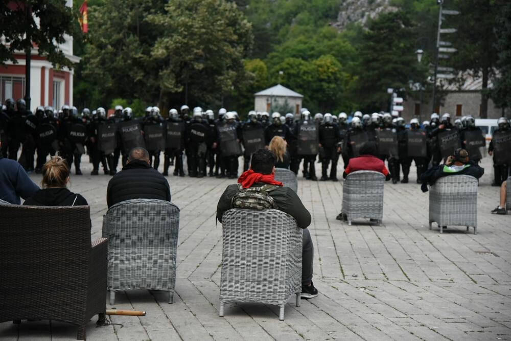 <p>U galeriji slika fotoreportera i novinara redakcije "Vijesti" pogledajte kako su od ranih jutarnjih sati protekla dešavanja na Cetinju</p>