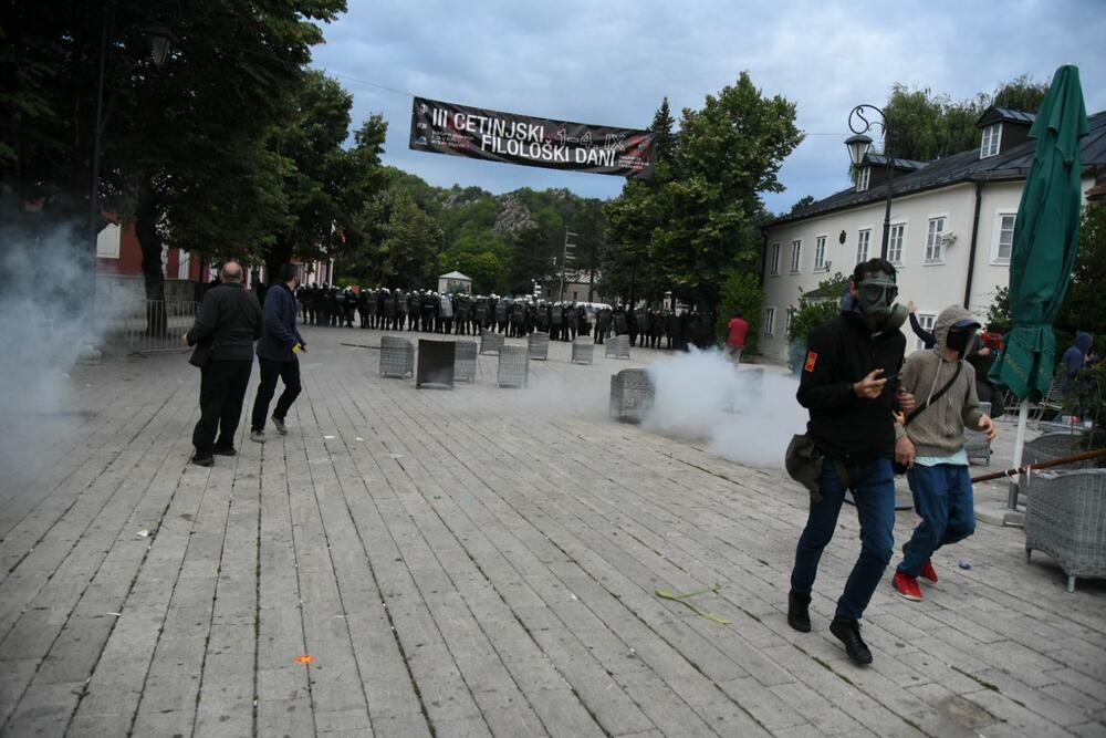 <p>U galeriji slika fotoreportera i novinara redakcije "Vijesti" pogledajte kako su od ranih jutarnjih sati protekla dešavanja na Cetinju</p>