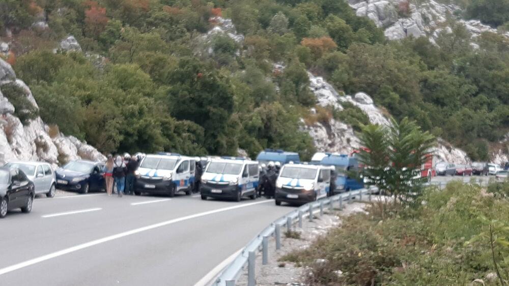 <p>U galeriji slika fotoreportera i novinara redakcije "Vijesti" pogledajte kako su od ranih jutarnjih sati protekla dešavanja na Cetinju</p>