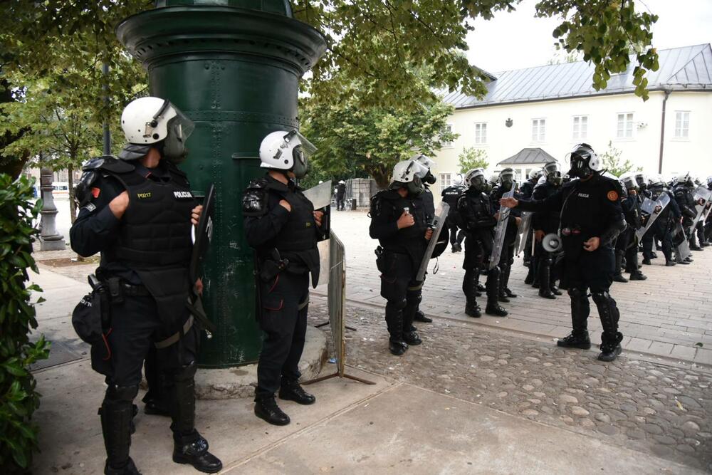 <p>U galeriji slika fotoreportera i novinara redakcije "Vijesti" pogledajte kako su od ranih jutarnjih sati protekla dešavanja na Cetinju</p>