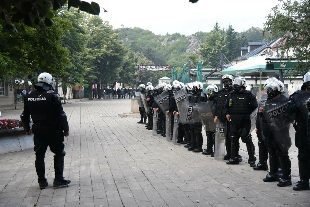 <p>U galeriji slika fotoreportera i novinara redakcije "Vijesti" pogledajte kako su od ranih jutarnjih sati protekla dešavanja na Cetinju</p>