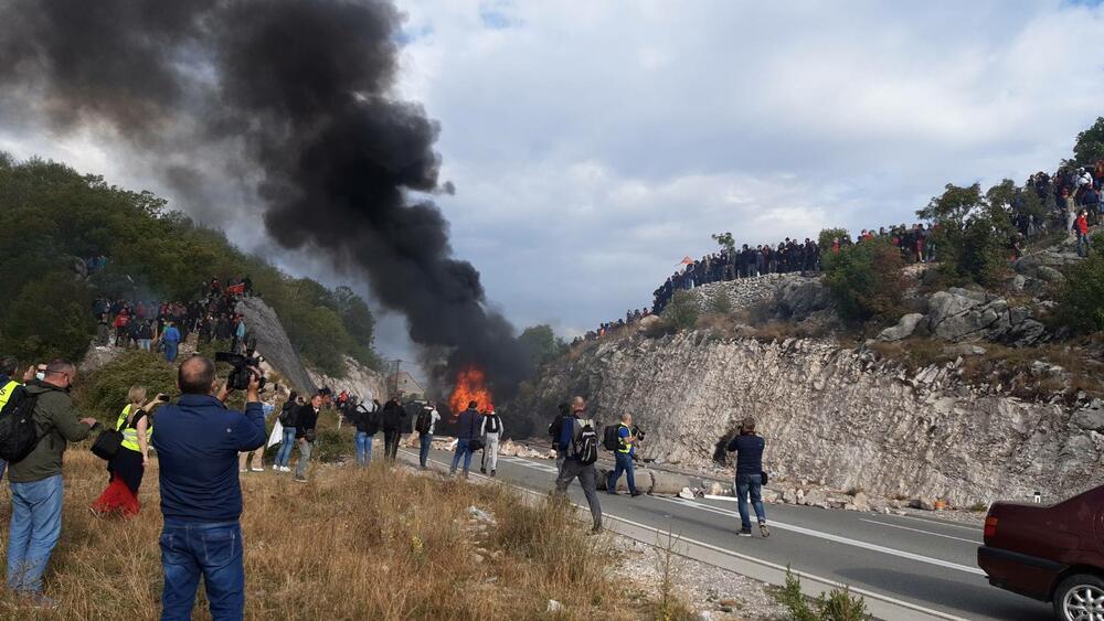 <p>U galeriji slika fotoreportera i novinara redakcije "Vijesti" pogledajte kako su od ranih jutarnjih sati protekla dešavanja na Cetinju</p>