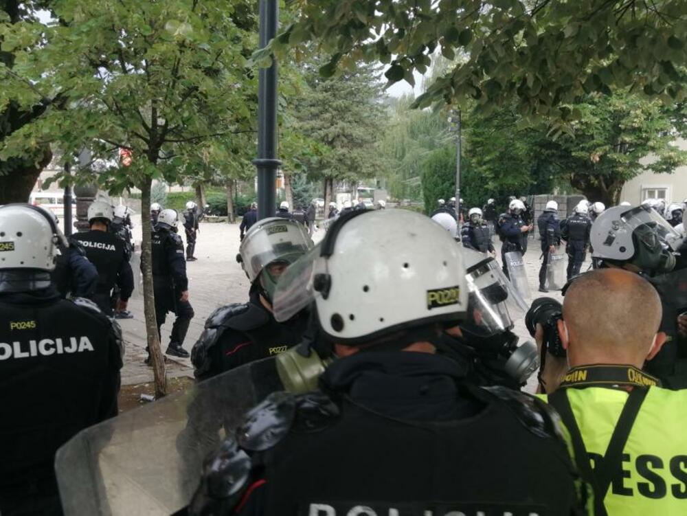 <p>U galeriji slika fotoreportera i novinara redakcije "Vijesti" pogledajte kako su od ranih jutarnjih sati protekla dešavanja na Cetinju</p>