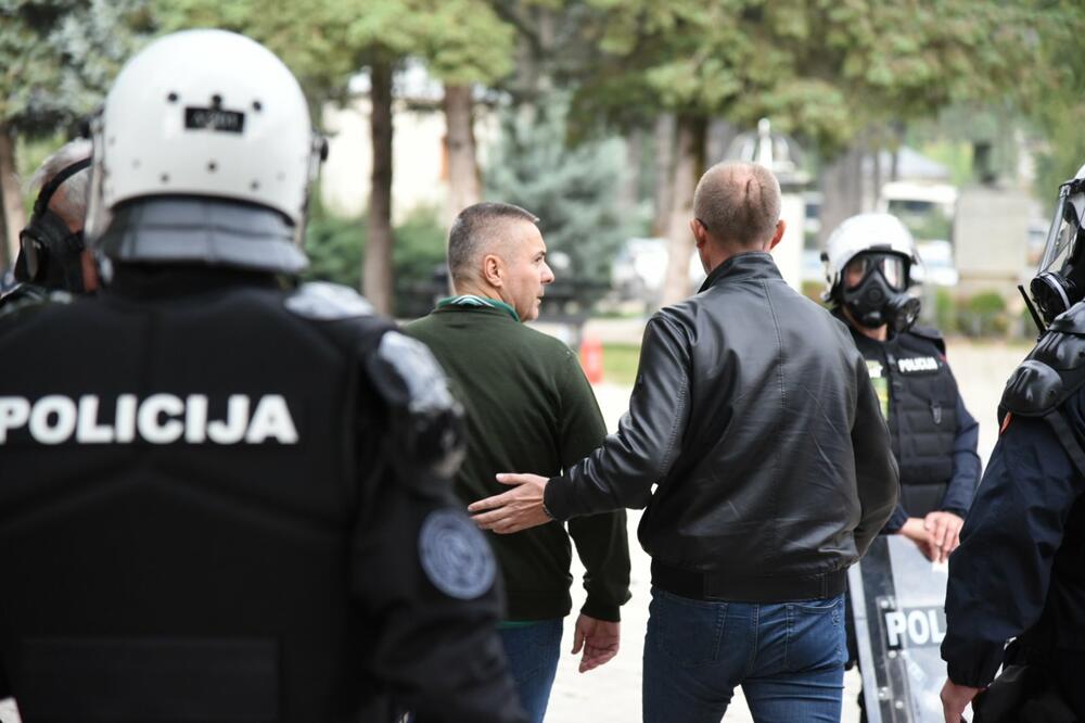 Policija i Veljović na Cetinju, Foto: Luka Zeković