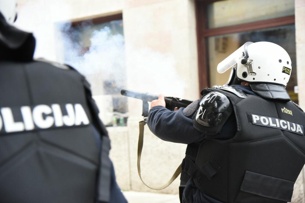 <p>U galeriji slika fotoreportera i novinara redakcije "Vijesti" pogledajte kako su od ranih jutarnjih sati protekla dešavanja na Cetinju</p>