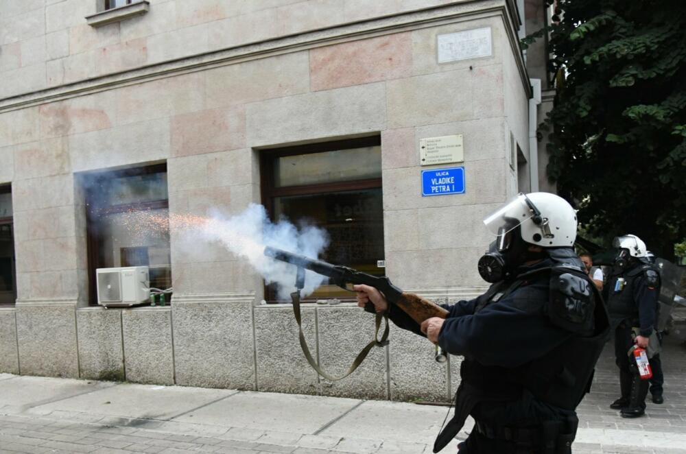 <p>U galeriji slika fotoreportera i novinara redakcije "Vijesti" pogledajte kako su od ranih jutarnjih sati protekla dešavanja na Cetinju</p>