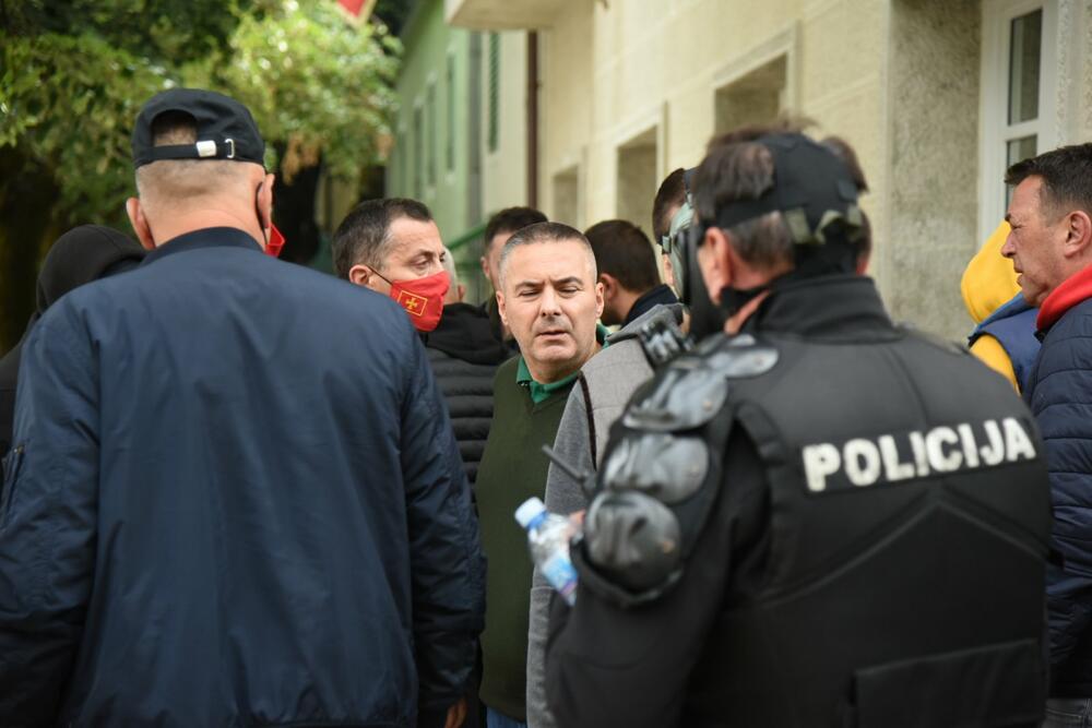 <p>U galeriji slika fotoreportera i novinara redakcije "Vijesti" pogledajte kako su od ranih jutarnjih sati protekla dešavanja na Cetinju</p>