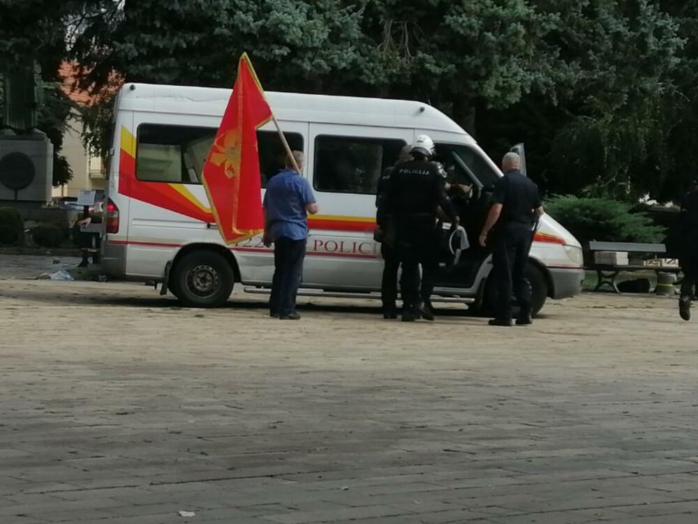 <p>U galeriji slika fotoreportera i novinara redakcije "Vijesti" pogledajte kako su od ranih jutarnjih sati protekla dešavanja na Cetinju</p>