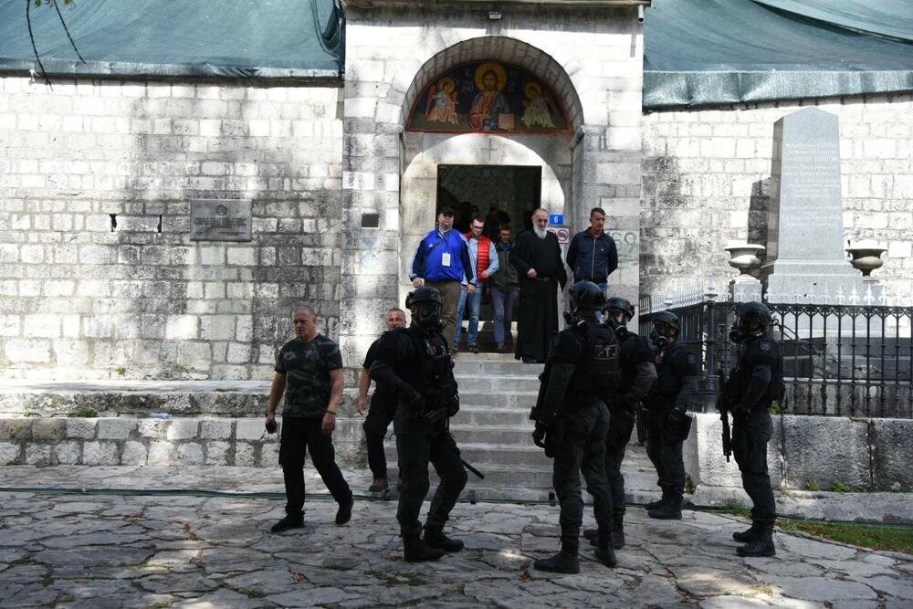 <p>U Cetinjskom manastiru danas je ustoličen mitropolit crnogorsko-primorski Joanikije. Tome se protivila grupa demonstranata, koja je tražila da se ta svečanost obavi van Cetinjskog manastira.</p>