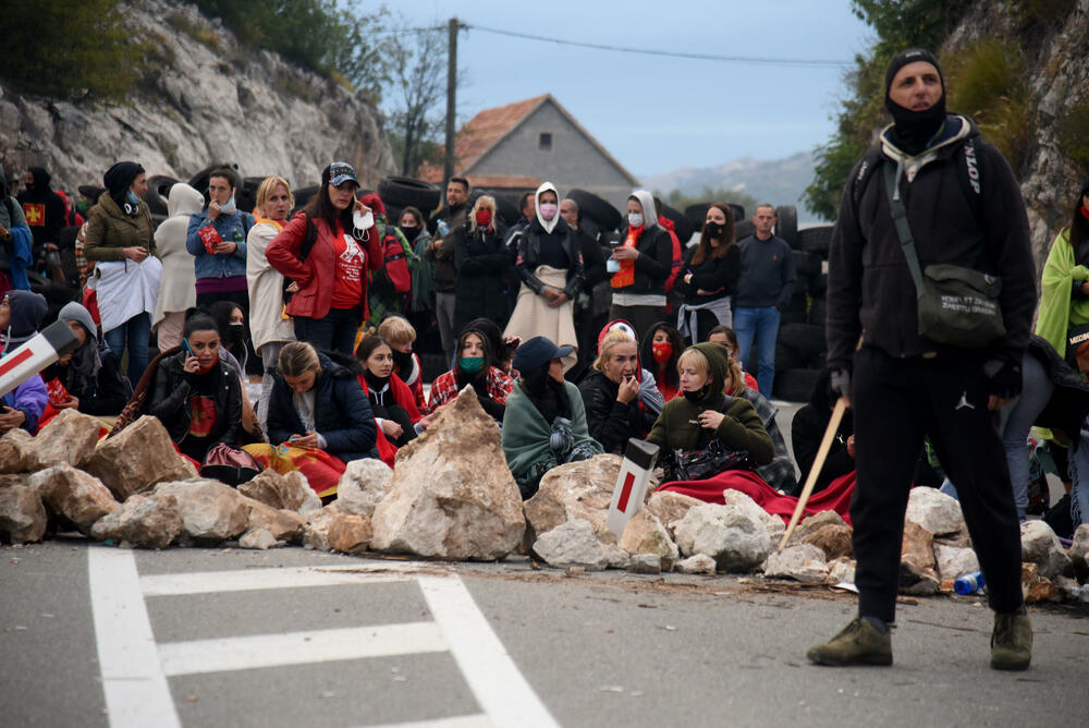 <p>U galeriji slika fotoreportera i novinara redakcije "Vijesti" pogledajte kako su od ranih jutarnjih sati protekla dešavanja na Cetinju</p>