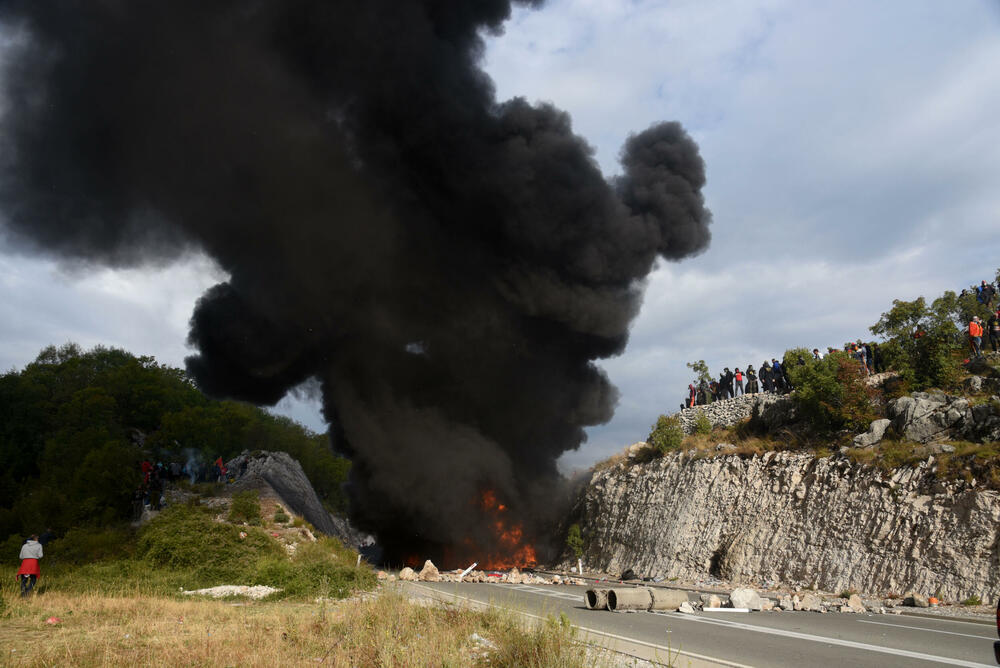 <p>U galeriji slika fotoreportera i novinara redakcije "Vijesti" pogledajte kako su od ranih jutarnjih sati protekla dešavanja na Cetinju</p>
