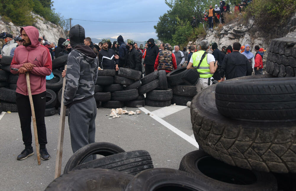 <p>U galeriji slika fotoreportera i novinara redakcije "Vijesti" pogledajte kako su od ranih jutarnjih sati protekla dešavanja na Cetinju</p>