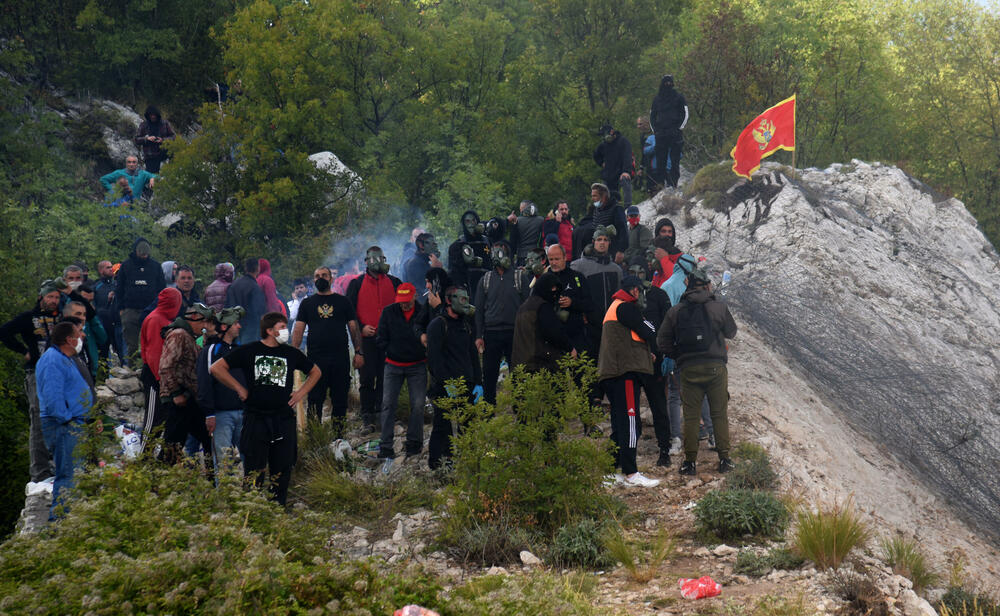 <p>U galeriji slika fotoreportera i novinara redakcije "Vijesti" pogledajte kako su od ranih jutarnjih sati protekla dešavanja na Cetinju</p>