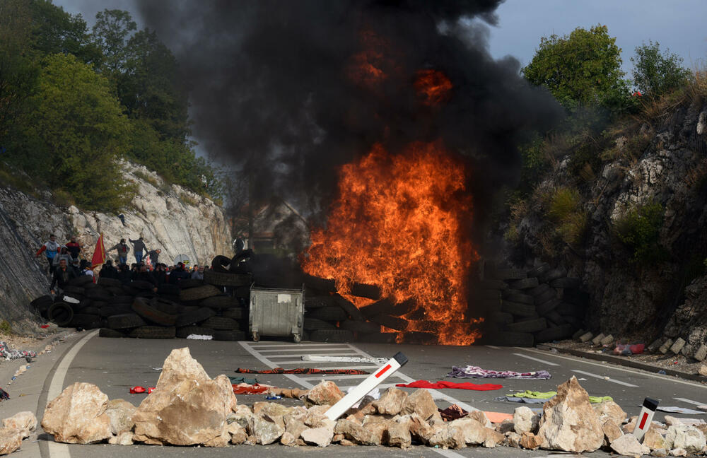 <p>U galeriji slika fotoreportera i novinara redakcije "Vijesti" pogledajte kako su od ranih jutarnjih sati protekla dešavanja na Cetinju</p>
