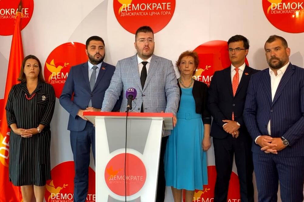 Koprivica govori na pres konferenciji, Foto: Demokratska Crna Gora