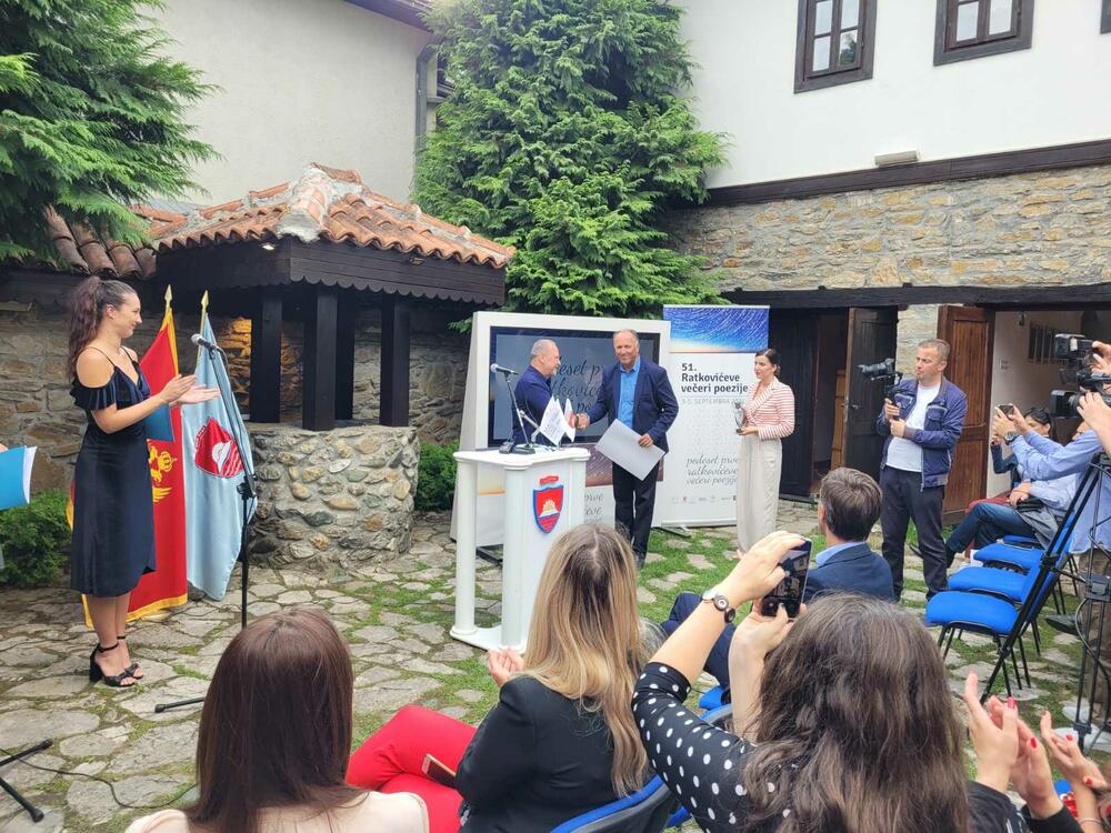 <p>Podgoričanka Nataša Gudelj dobitnica je prve nagrade za mlade pjesnike</p>