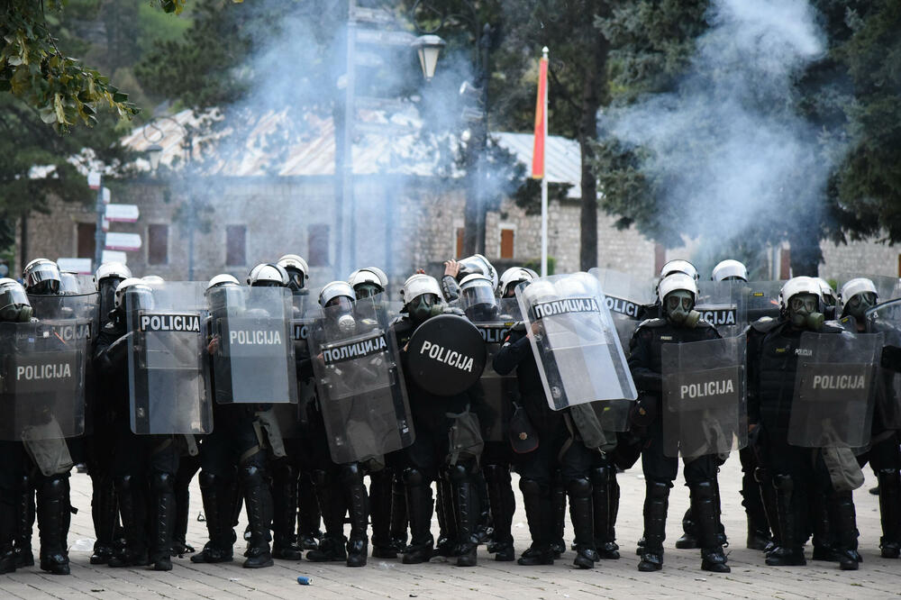 Policajci juče na Cetinju tokom neprijavljenog skupa protiv ustoličenja Joanikija, Foto: Luka Zeković