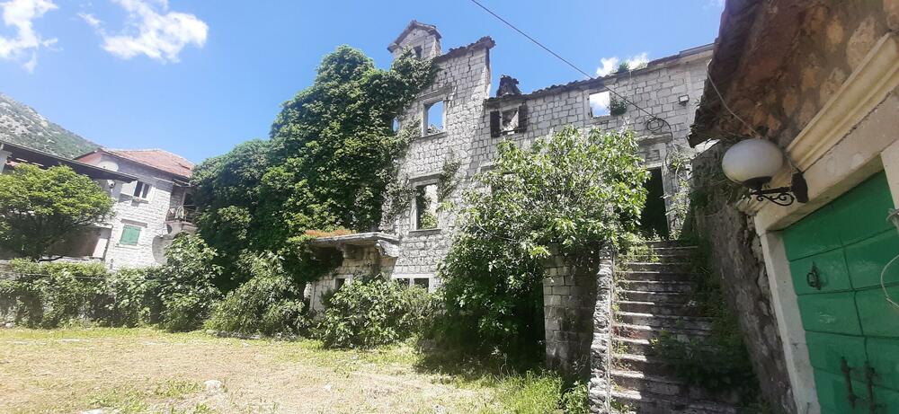 Ruševine palate porodice Ivelić u Risnu