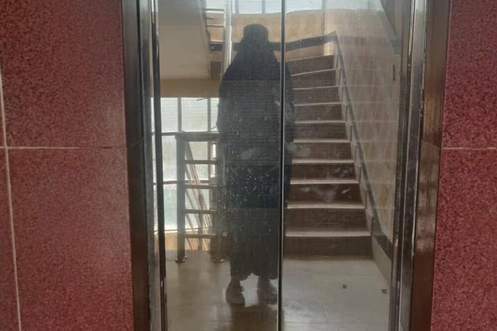 Naušin slika sebe u ogledalu lifta. Sve vrijeme je bila užasnuta mogućnošću da sve pođe po zlu, Foto: BBC