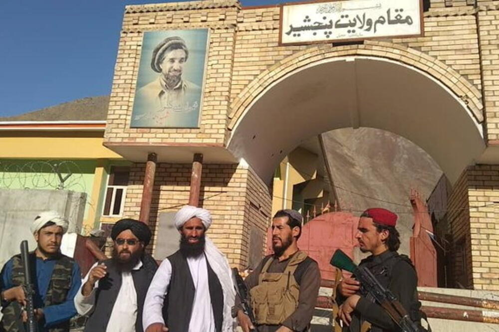 Talibani ispred zgrade u kojoj se nalazi kancelarija guvernera Panšira, Foto: Rojters