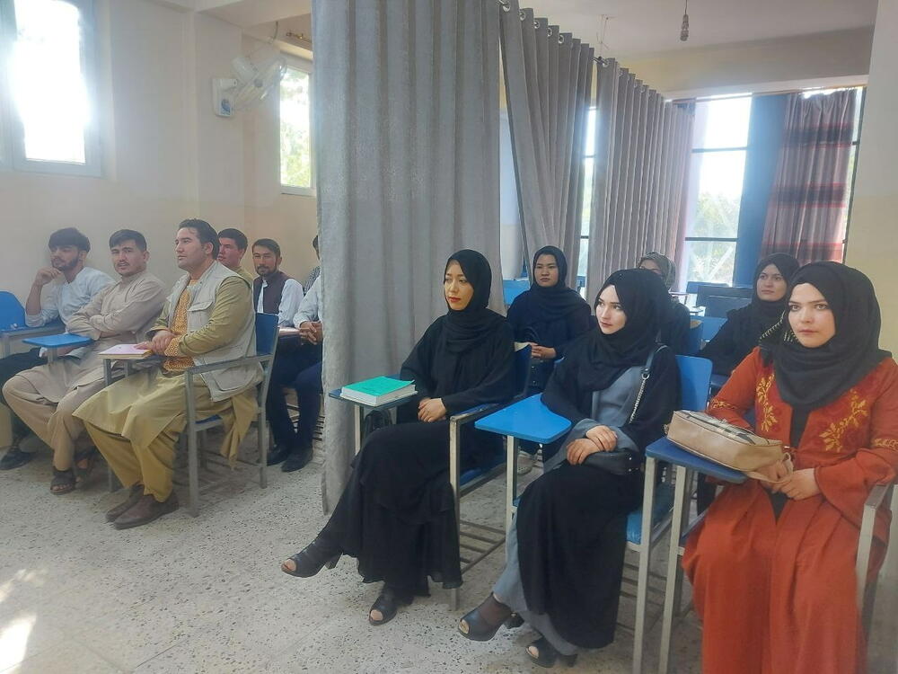 Studenti i studentkinje na predavanju na privatnom univerzitetu u Kabulu