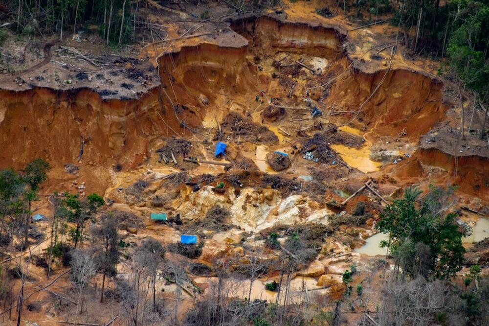 Procjenjuje se da je nelegalno miniranje uništilo područje jendako veličini 500 fudbalskih terena na teritoriji plemena Janomami tokom 2020. godine, Foto: Christian Braga/Greenpeace