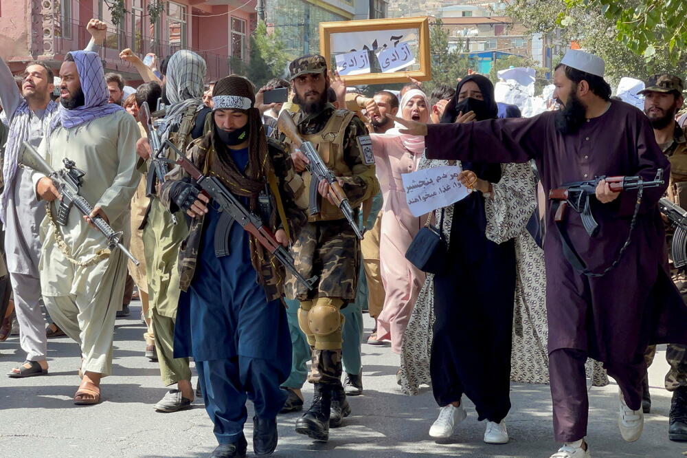 Talibani hodaju ispred demonstranata na protestu, Foto: REUTERS